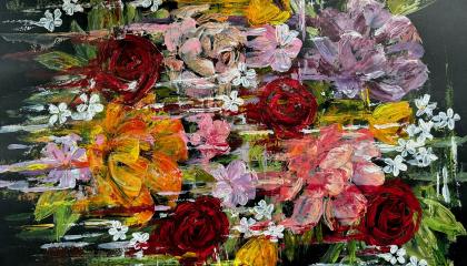 Tummalle pohjalle maalattuja punasävyisiä ja valkoisia kukkia.