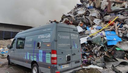 Tampereen yliopiston mobiililaboratorio palopaikalla.