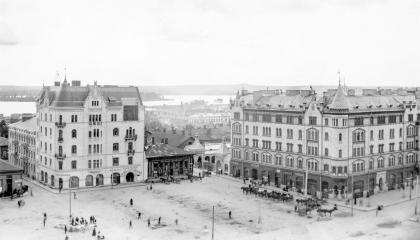 Mustavalkoisessa valokuvassa Tampereen keskustan rakennuksia.