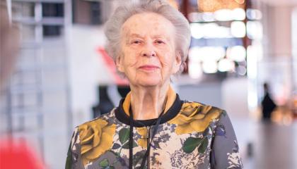 Ikäihminen hymyilee.