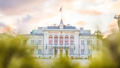 Tampereen Raatihuone loppukesästä.