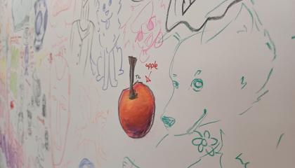 Osa graffitiseinästä, kuvassa näkyy eläinhahmoja ja punainen omena.