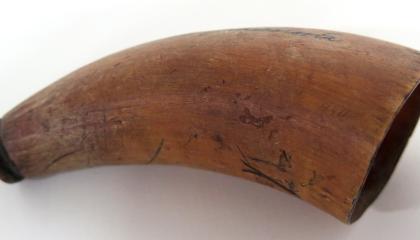 Sarvitutti, sarvesta valmistettu kaareva, levenevä ja ontto putki.