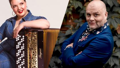 Vasemmalla puolella nainen nojaa haitariin, oikealla puolella mies kädet puuskassa.