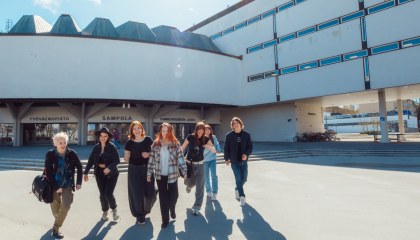 Opiskelijoita Tammerkosken lukion edessä