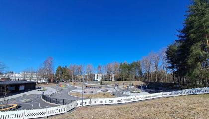 Lasten liikennepuisto ja etualalla tulevaa parkousaluetta.