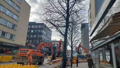 Katutyömaa Puutarhakadulla keväällä 2025.