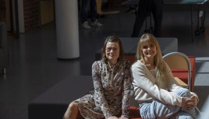 Emilia Talvio ja Reetta Kramer istuvat Linnainmaan koulun penkillä.