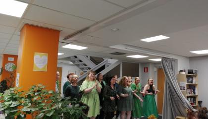 Lauluyhtye Dominutz esiintymässä