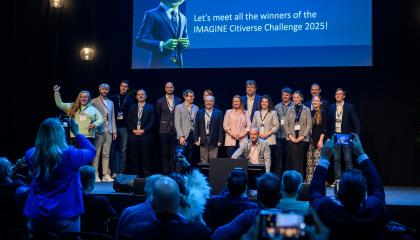 Ihmisiä seisoo tapahtumalavalla iloisen näköisinä. 