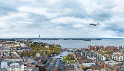 Ilmalaiva lentää kaupungin yllä