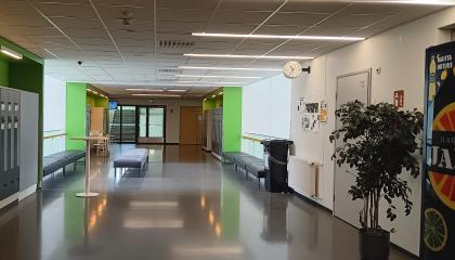 Koulun tyhjä käytävä.