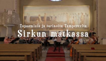 Kamarimusiikkiseuran orkesteri soittaa Tampereen Tuomiokirkon etuosassa. Vasemmassa reunassa saaranastuoli. Taustalla Magnus Enckellin maalaus Ylösnousemus.