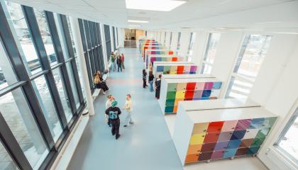 Lukiolaisia koulun käytävällä seisomassa.