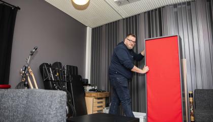 Teemu Haapakoski katsoo kameraan ja siirtää bassoansaa Monitoimitalo 13:n studiossa.