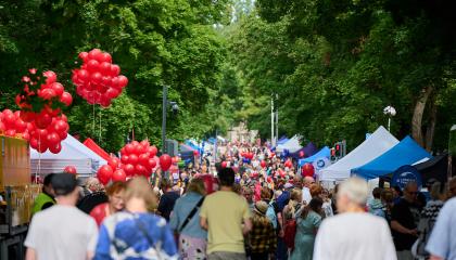 Kesäinen Hämeenpuisto täynnä ihmisiä.