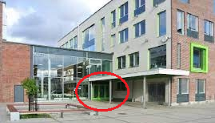 Teklun pääovesta kuva.