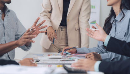 Ihmiset neuvottelevat pöydän ääressä.