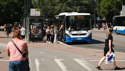 Ihmisvilinää Koskipuiston bussipysäkillä.