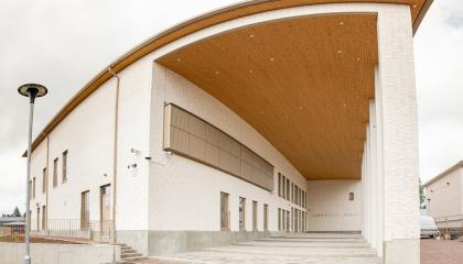 Lamminpään koulun uusi päärakennus ja sisäänkäynti.