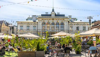 Keskustorin kesä -tapahtuma-alue. Taustalla Raatihuone.