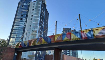 Kävely- ja pyöräilysilta värikkäine kaiteineen Hervannassa.
