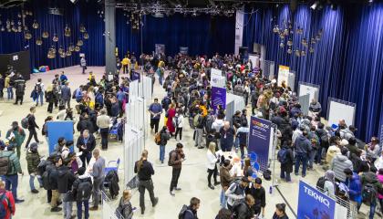 Job Fair Tampere-tapahtumaständejä ja tapahtumakävijöitä Tampere-talossa kuvattuna ylhäältä