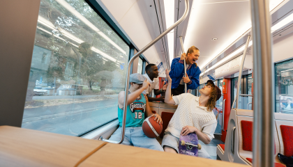 Ystäväporukka ratikan kyydissä.