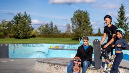 Kolme nuorta skeittirampilla. Yhdellä skeittilaudalla on silmät.