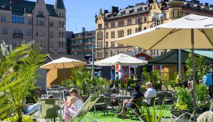 Keskustorin kesä -tapahtuma-alue aurinkoisena kesäpäivänä.