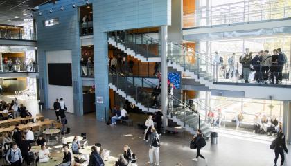 Sammon lukion aula, jossa on paljon nuoria.