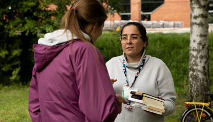 Kaksi ihmistä keskustelee puistossa.