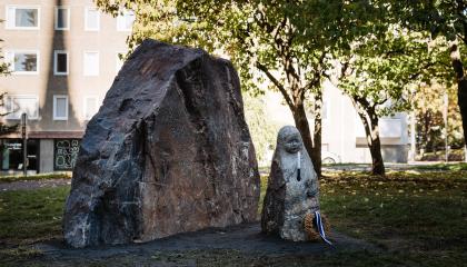 Kaksi kivenlohkaretta, joissa toisessa lottaaiheinen reliefi ja toinen muistuttaa pikkutyttöä. 