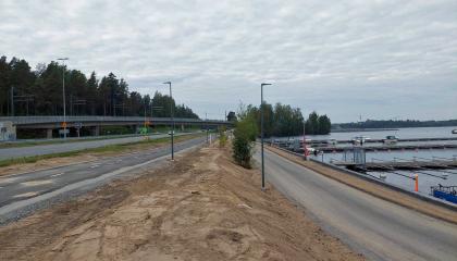 Pyöräilyväylää Paasikiventien varrella ja kävelyväylää Näsijärven rannassa Santalahdessa.