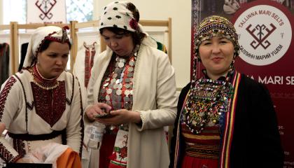 Naisia kansallispuvuissaan.