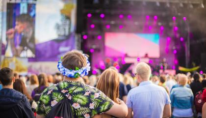 Festivaaliyleisö katsoo kesäistä konserttia.