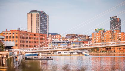 Näkymä Ratinan suvannosta, jonka taustalla häämöttää Ilves- ja Tornihotellit. Etualalla Laukonsilta.