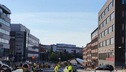 Työntekijöitä Hatanpään valtatien ja Tampereen valtatien risteyksen ratikkatyömaalla.