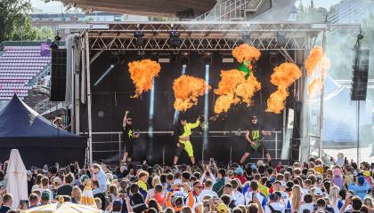 Käärijä esiintymässä lavalla Ratinassa suuren yleisön edessä.