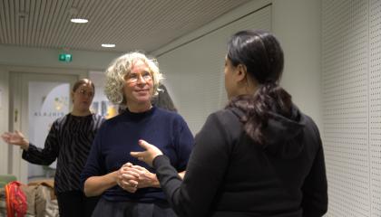 Vaalea- ja tummahiuksinen nainen keskustelevat. 