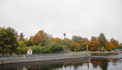 Syksyinen Tammerkosken rantamaisema.