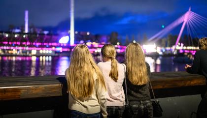 Nuoria seisomassa sillalla