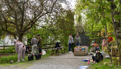 Kuvassa ihmisiä Haiharassa. Ihmiset ovat kerääntyneet yhteen keväiseen tapahtumaan, jossa on viljelylaatikoita ja kulttuurisisältöjä.
