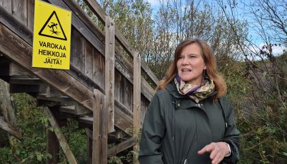 Kaisa Mustajärvi Iidesjärven lintutornin vierellä melko vakavana. 