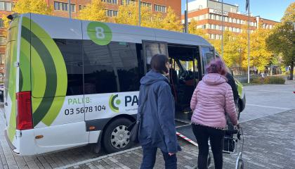 Ikäihmisiä menossa Palveluliikenneautoon