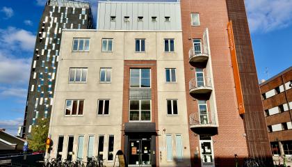 Viisikerroksinen Startup-talo Platform6 edestä päin kuvattuna. Taustalla näkyy musta Torni-hotelli.