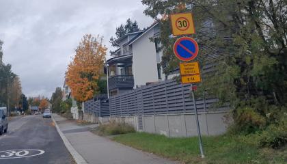 Pysäköintimerkki ja ajoväylät syksyllä kuvattuna.