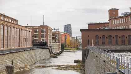 Kaupunkimaiseman keskellä virtaava Tammerkoski.