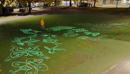 Maassa erilaisia ötököitä valoinstallaationa toteutettuna.