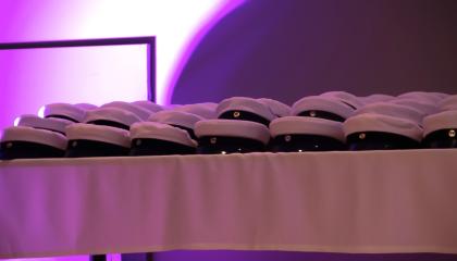 Ylioppilaslakkeja pöydällä